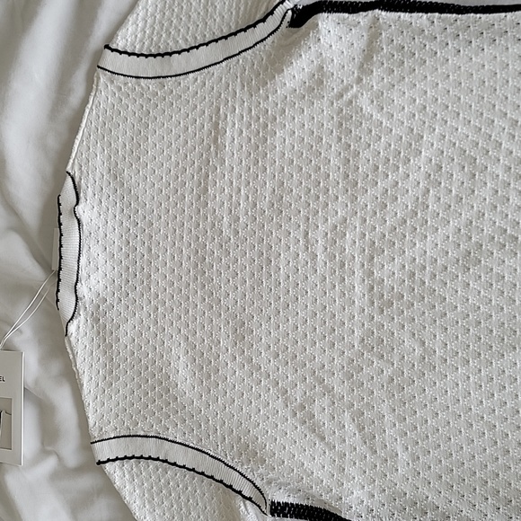 Chanel white and black logo badge t-shirt - Picture 13 of 16